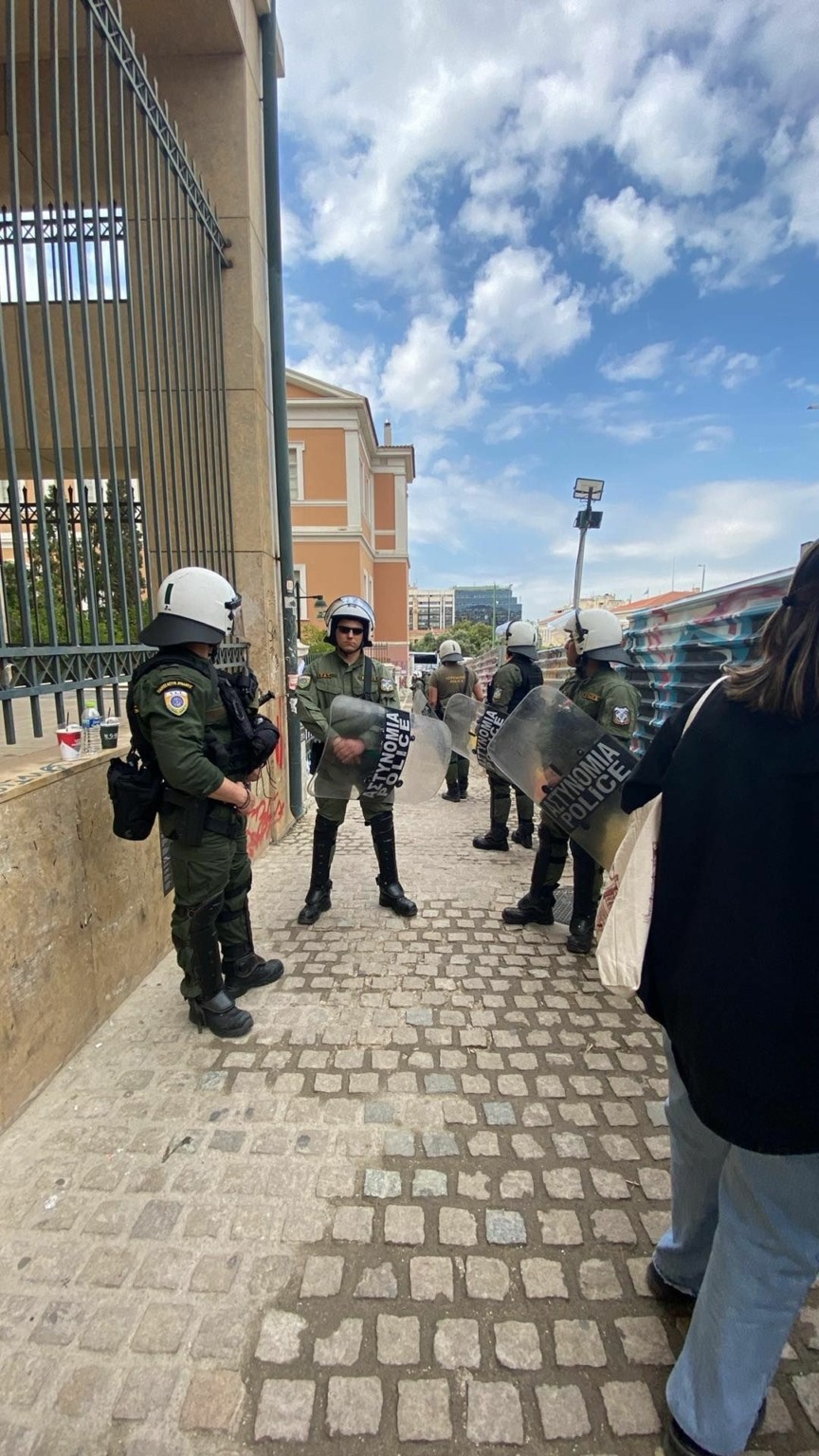 Επιχείρηση της ΕΛΑΣ για εκκένωση της κατάληψης στη Νομική Σχολή