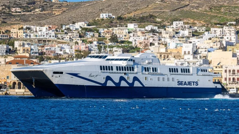 Power Jet: Μηχανική βλάβη στο πλοίο – Εκτελεί το δρομολόγιο από Πειραιά προς Σύρο, Μύκονο, Πάρο, Νάξο και Σαντορίνη