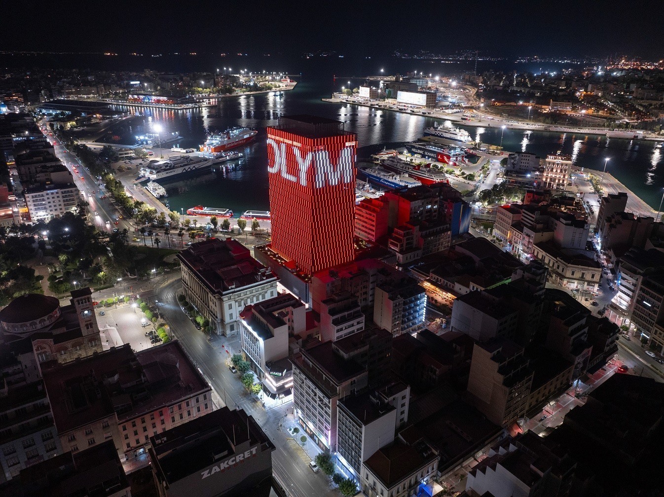 Ο Πύργος του Πειραιά «βάφτηκε» κόκκινος για τον Θρύλο (pics + vid)