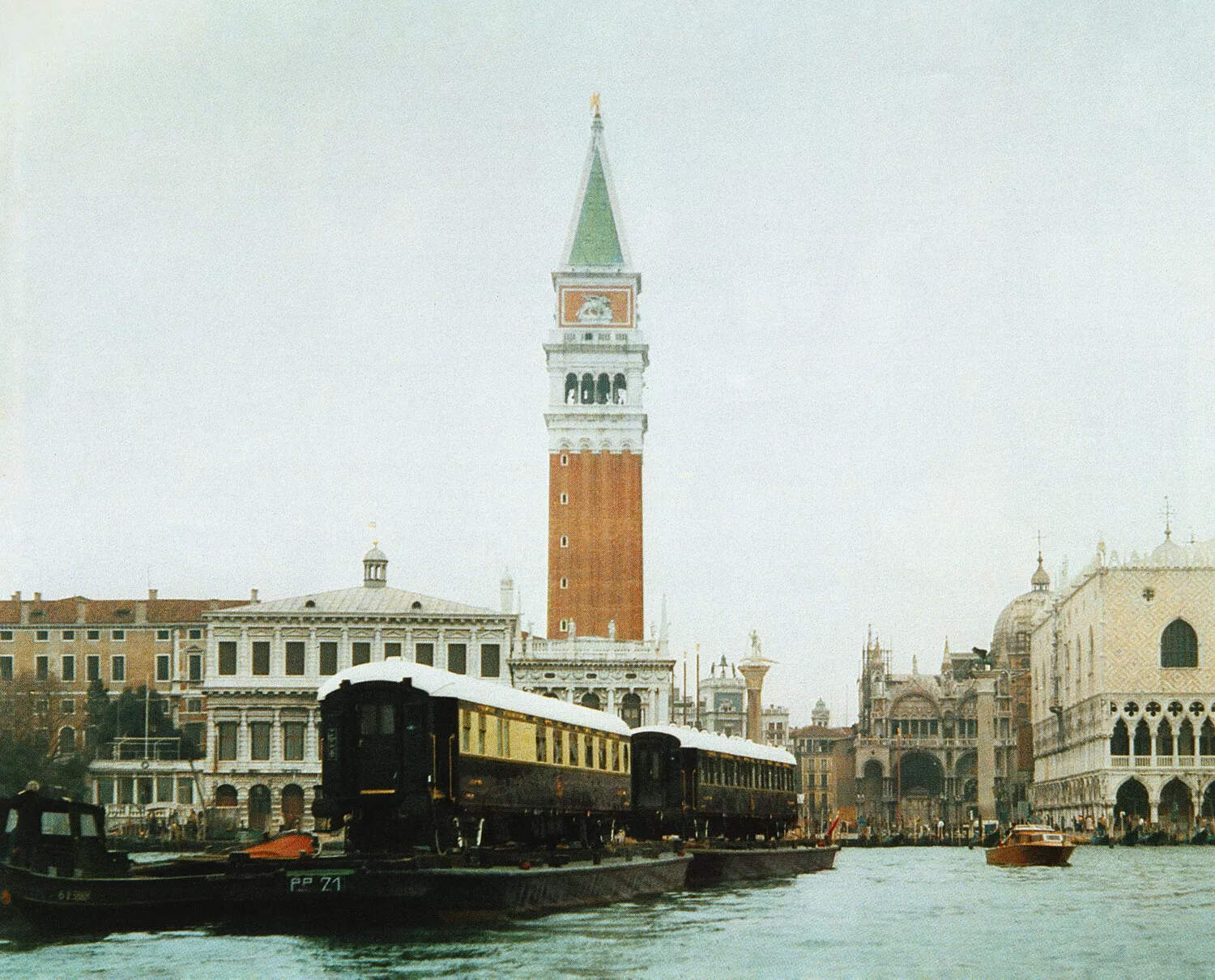 Το ολοκαίνουργιο βαγόνι του Orient-Express αποκαλύφθηκε στη Βενετία