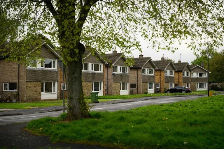 Νέα μείωση στις τιμές κατοικιών στη Βρετανία λόγω επιτοκίων (γράφημα)