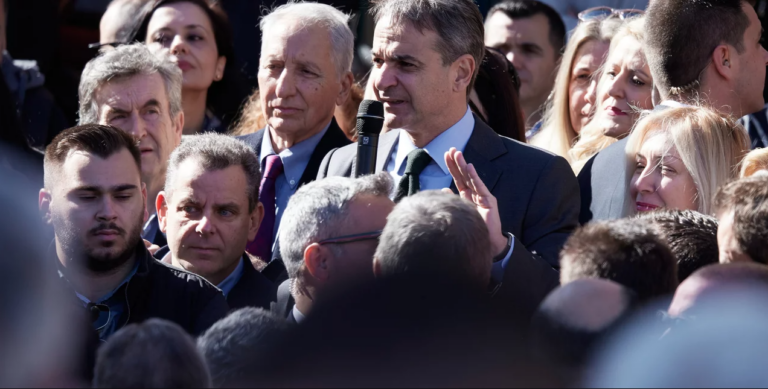 Η ΝΔ επιμένει στη λογική ταύτισης Κασσελάκη – Βελόπουλου για fake news και αφορμή τη «μάχη της φέτας»