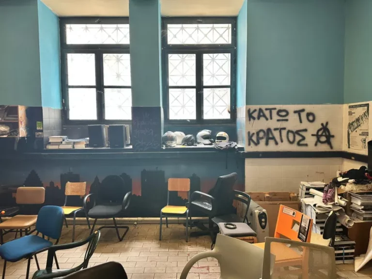 Νομική: Εσβησαν από τους τοίχους τα γκράφιτι και απoμάκρυναν τα πανό (vid)