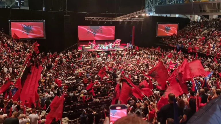 Προσγειώθηκε το αεροπλάνο του Ράμα: Κατάμεστο το Κλειστό Γαλατσίου (pics+vid) (upd)