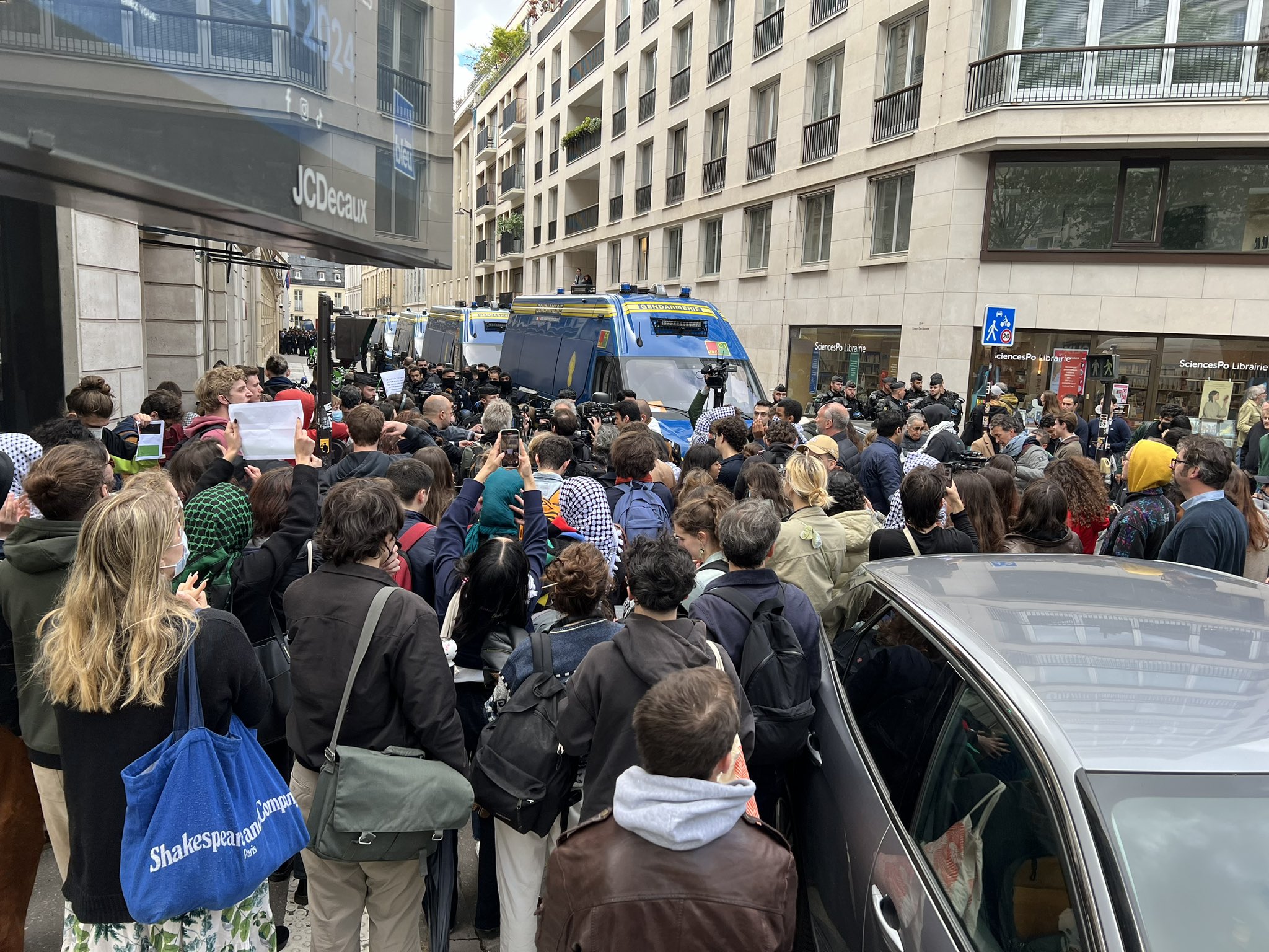 Γαλλία: H αστυνομία εκκένωσε την κατάληψη στη σχολή Sciences Po στο Παρίσι (tweet)