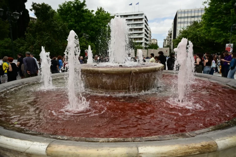 Σύνταγμα: Διαδηλωτές έριξαν κόκκινη μπογιά στο συντριβάνι