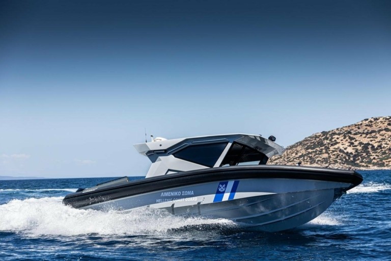 Τελετή παράδοσης ενός υπερσύγχρονου ταχύπλοου περιπολικού σκάφους στο Λιμεναρχείο Μυκόνου