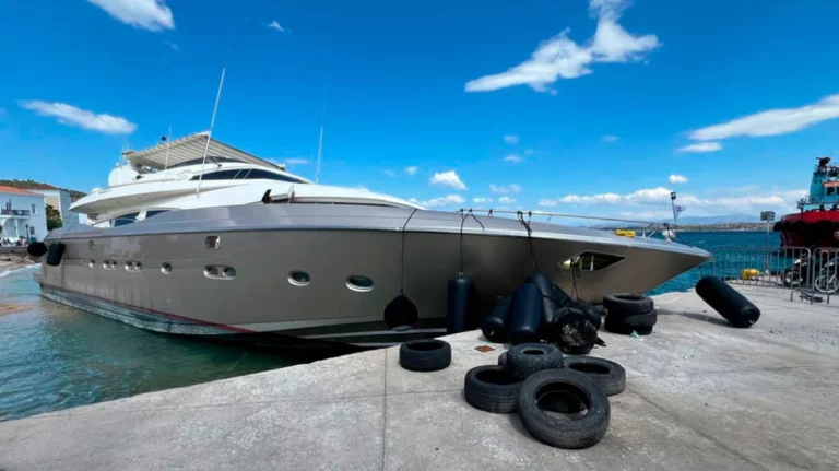 Σπέτσες: «Έγιναν όλα σε χρόνο dt» – Τι λέει ο ιδιοκτήτης της θαλαμηγού που έπεσε στην προβλήτα (pics)