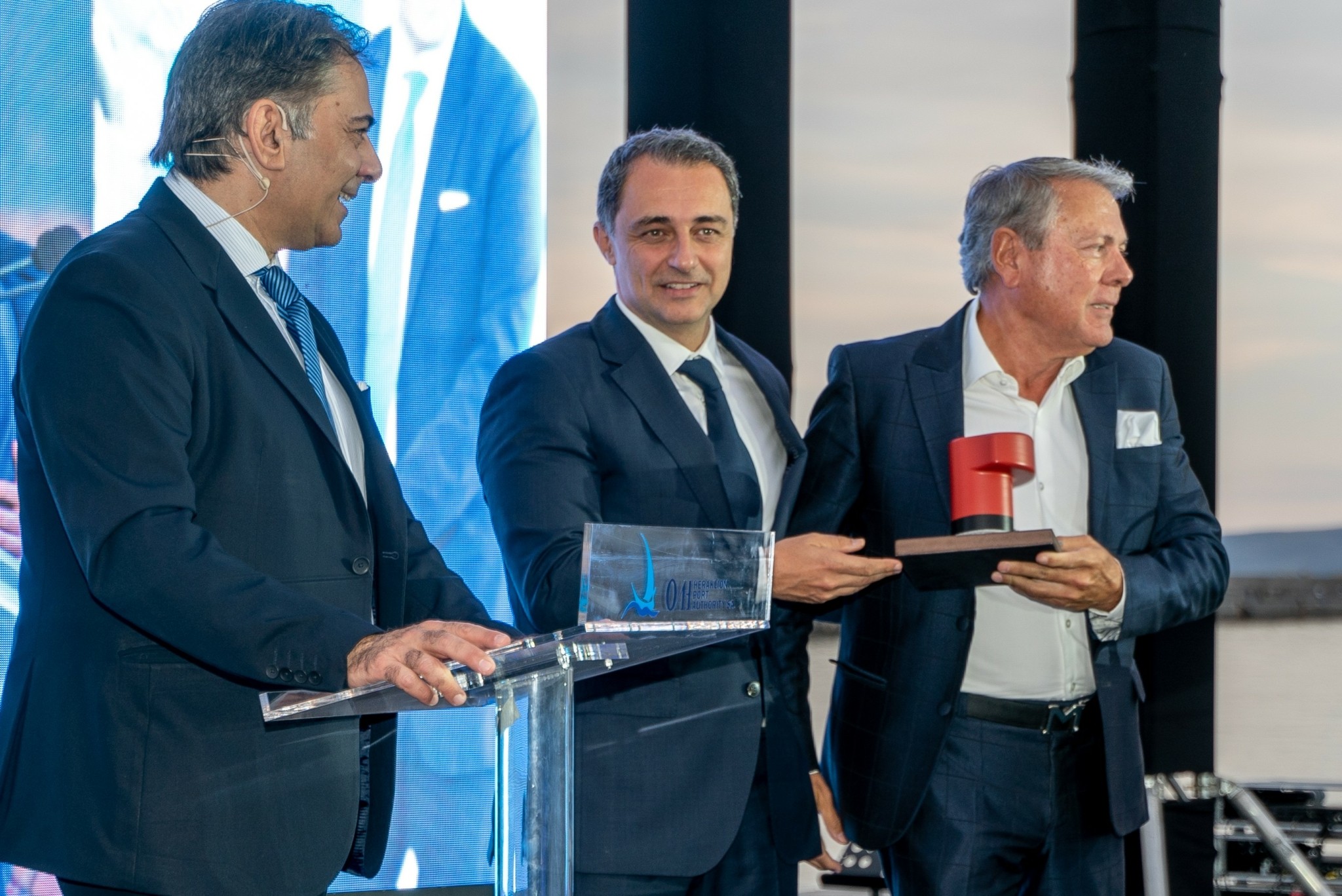 OΛΗ: Ενόψει αλλαγής σελίδας τίμησε τους συνεργάτες του (pics)