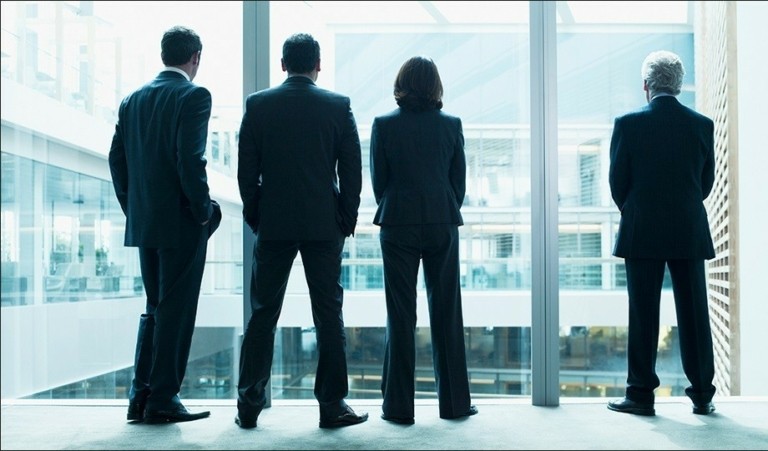 Γιατί Γαλλία και Ελβετία επιλέγουν πολιτικούς για τα ΔΣ τους – Οι κίνδυνοι για τη Δημοκρατία (γράφημα)