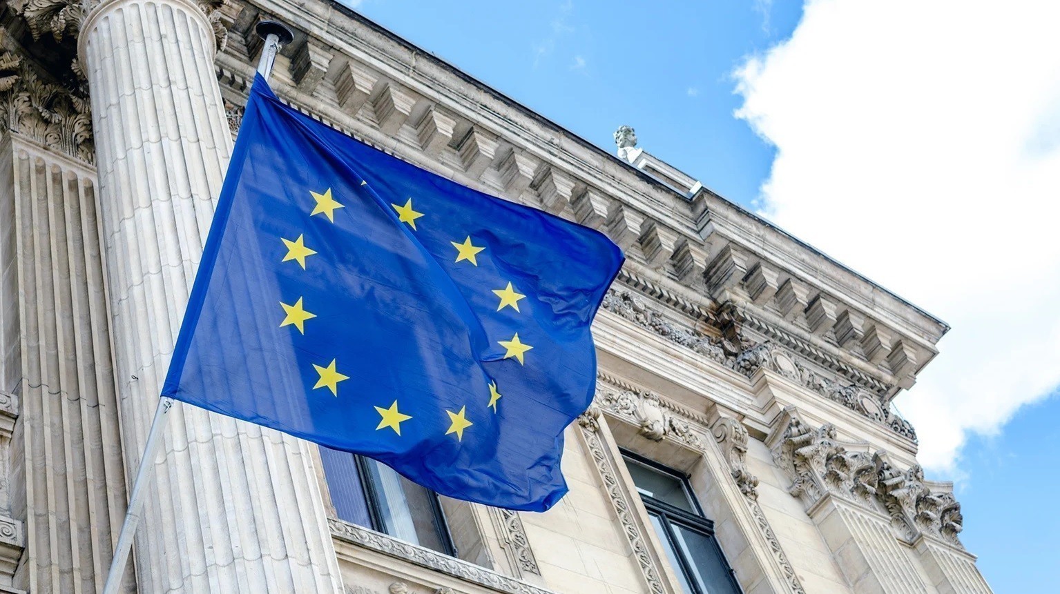 Αυστηρή διαχείριση για τράπεζες, ασφαλιστικές και κεφαλαιαγορές