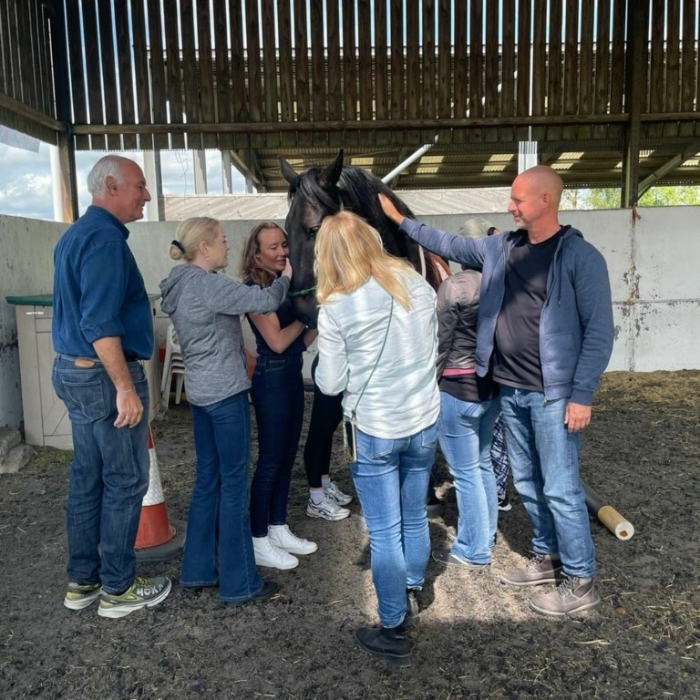 O Έλληνας “γητευτής των αλόγων” και τα πρωτότυπα σεμινάρια ηγεσίας σε τοπ εταιρείες