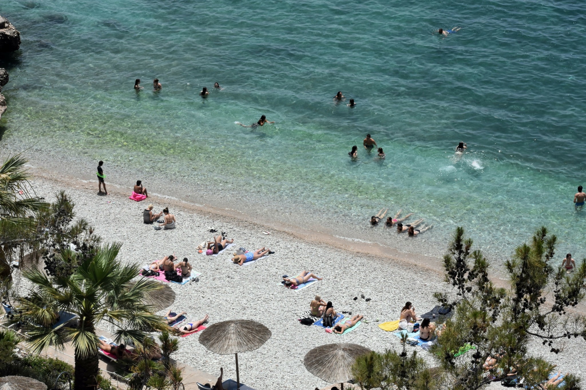 Παραλίες: Πού φτάνουν οι τιμές για μία μίνι απόδραση (παραδείγματα + vid)