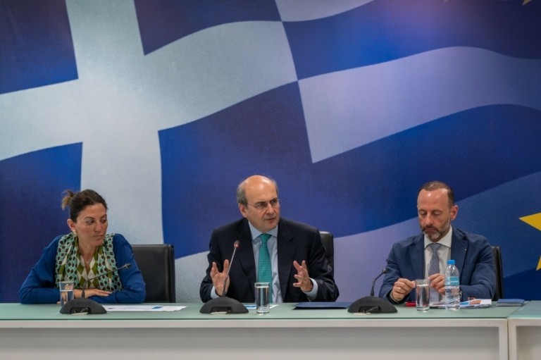 Xατζηδάκης: «Μοντέλο-ΔΕΗ» σε 8 φορείς του Υπερταμείου – Τι θα γίνει με ΕΛΤΑ-ΕΤΑΔ, πώς θα λειτουργεί το νέο Επενδυτικό Ταμείο (upd)