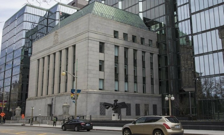 Καναδάς: Η κεντρική τράπεζα μείωσε τα επιτόκια στο 2,5% υπό το βάρος των δασμών των ΗΠΑ