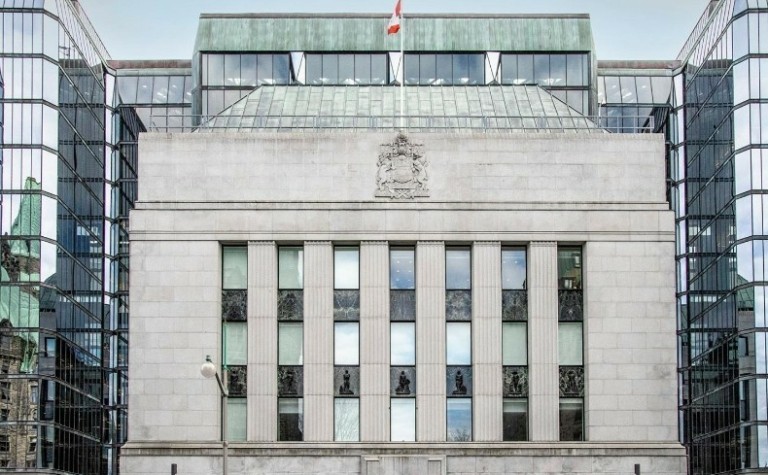 Τράπεζα του Καναδά: Προς νέα μείωση επιτοκίων λόγω πιέσεων από δασμούς και αγορά εργασίας