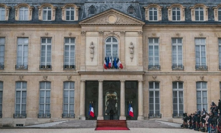 Γαλλία: Οι εσπευσμένες συμμαχίες, ο εκνευρισμός του Ελιζέ και οι φόβοι της αγοράς για την επόμενη μέρα (tweets + pics)