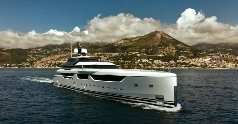 Το εντυπωσιακό ελληνικό γιοτ «Malia» της Golden Yachts μαγνητίζει τα βλέμματα (pics + vid)