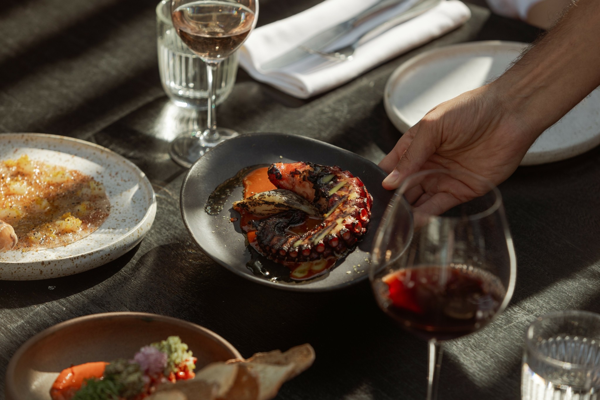 Ανακαλύπτοντας το Nōema της Μυκόνου: Ενα εστιατόριο-συναίσθημα