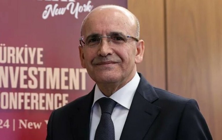 Τουρκία: Με τη λίρα να κατρακυλά, ο Σιμσέκ σηκώνει το τηλέφωνο και καλεί επενδυτές μετά το σοκ Ιμάμογλου