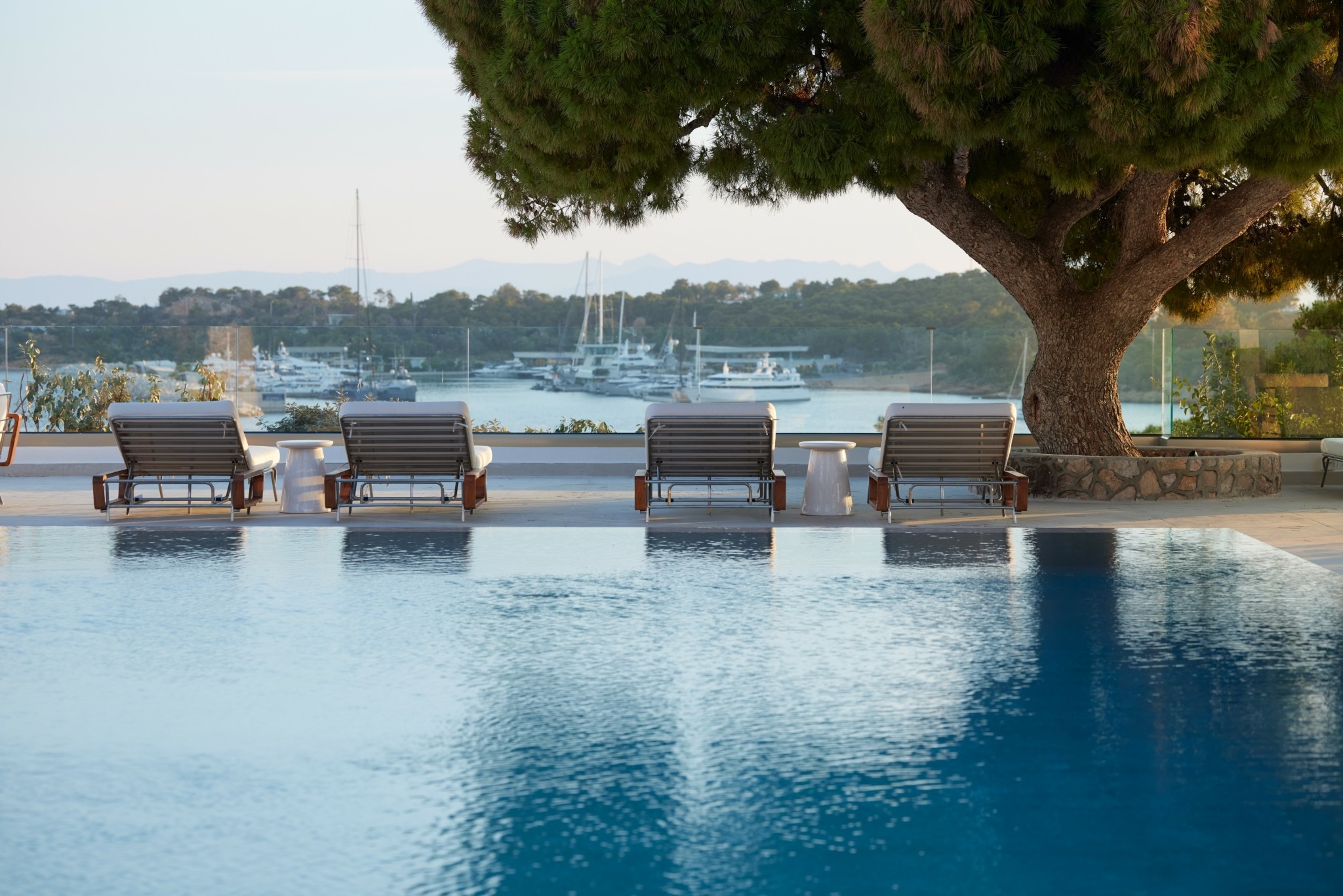 The Roc Club Βουλιαγμένη: Το ξενοδοχείο που αλλάζει την εμπειρία της Aθηναϊκής Ριβιέρας