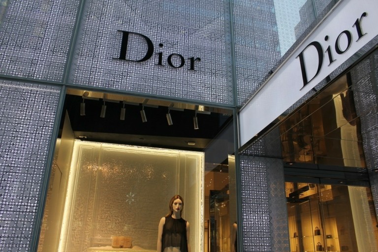 Οι οίκοι Armani και Dior υπό έρευνα για τις συνθήκες εργασίας σε προμηθευτές τους