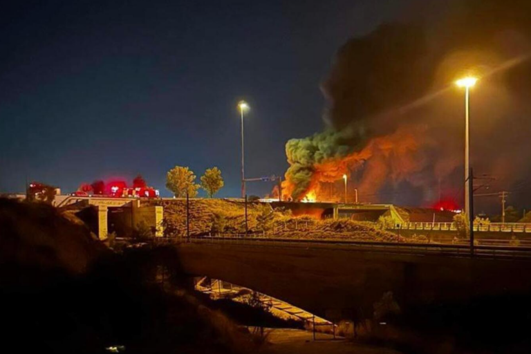 Κατεδαφίζεται η γέφυρα στον Ισθμό λόγω ζημιών μετά τη φωτιά σε βυτιοφόρο (pics+vid)