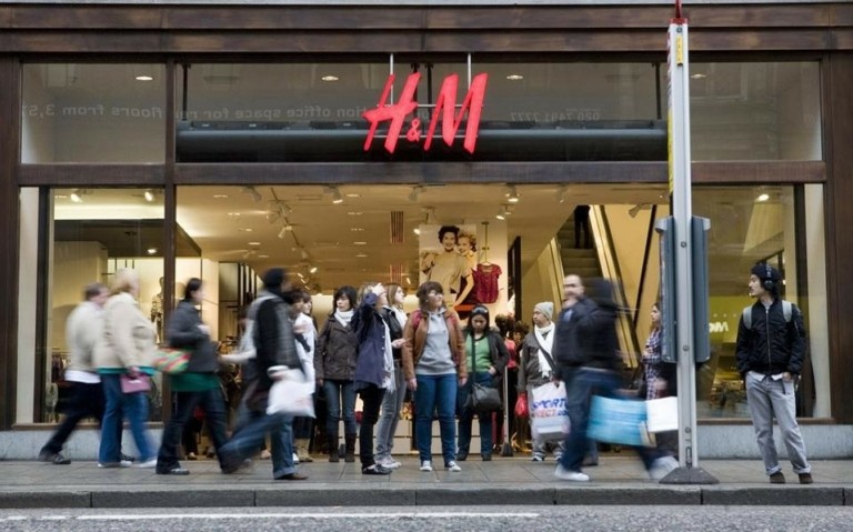H&M: Τι απαντά για τα «λουκέτα» στα καταστήματα – Επικαλείται «τεχνικό πρόβλημα»