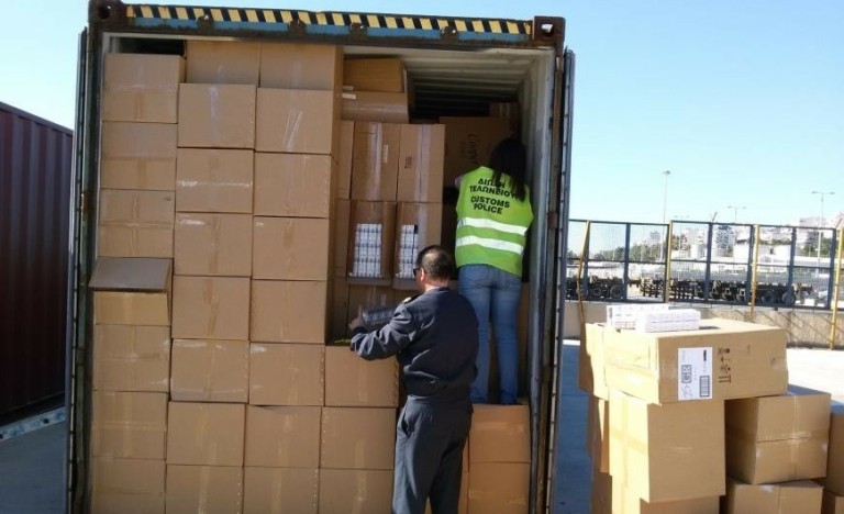 Tελωνεία: Οι έλεγχοι βρήκαν από λαθραία τσιγάρα μέχρι μετρητά