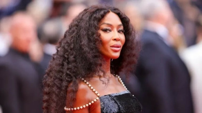 Ναόμι Κάμπελ: Με δική της έκθεση στο μουσείο Victoria & Albert – Η απίστευτη διαδρομή της και η περιουσία της (pics + vids)