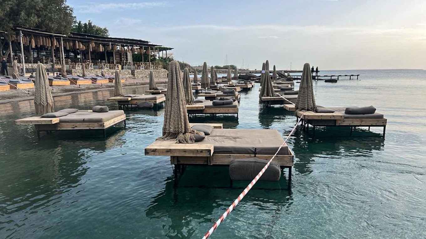 Ρόδος: Σφραγίστηκε το beach bar με τις πλωτές ξαπλώστρες στη θάλασσα