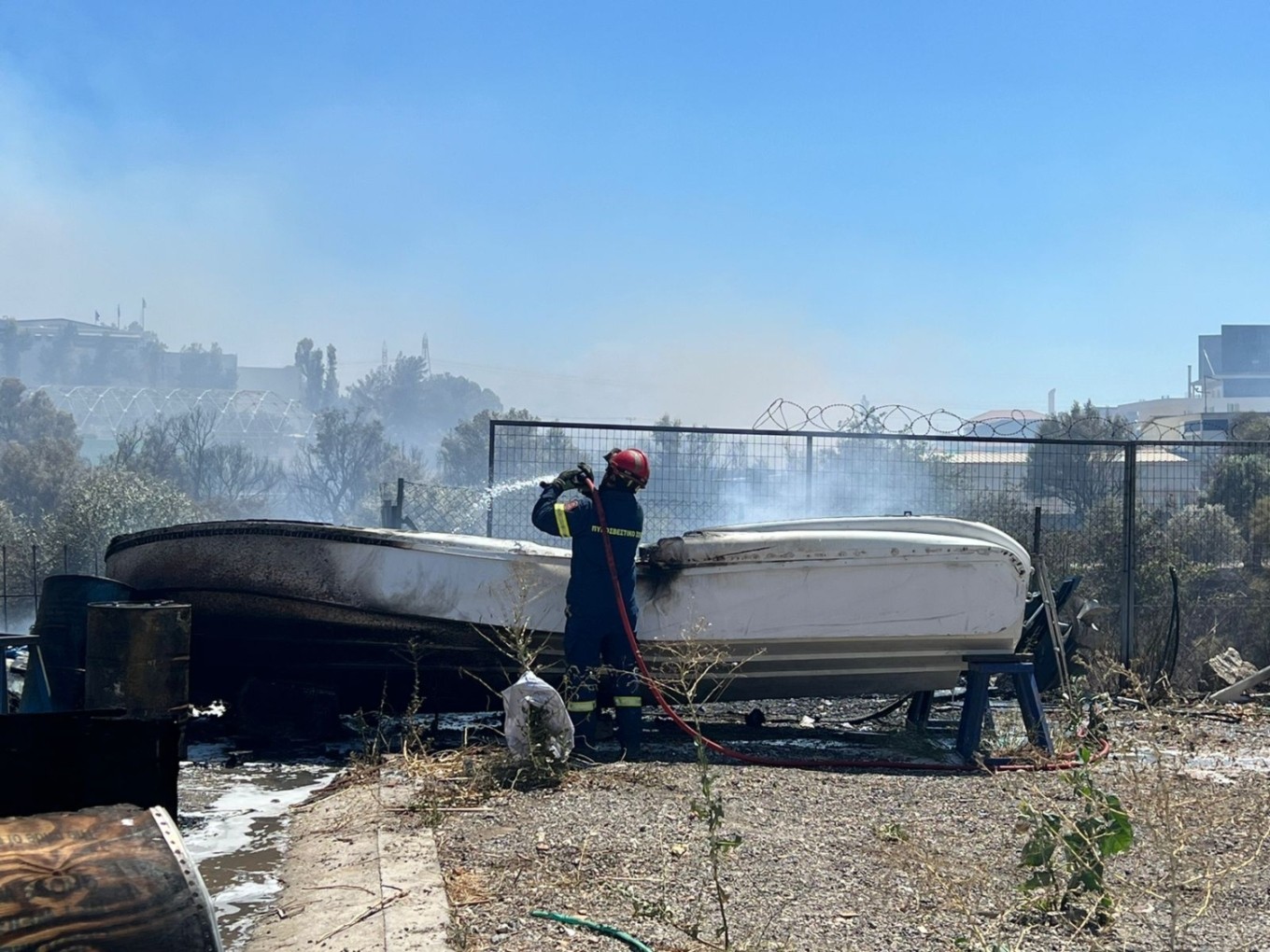 Κικίλιας: Υπάρχει βίντεο με εμπρηστή να βάζει φωτιά στη Βάρης – Κορωπίου (pics + vids) (upd)