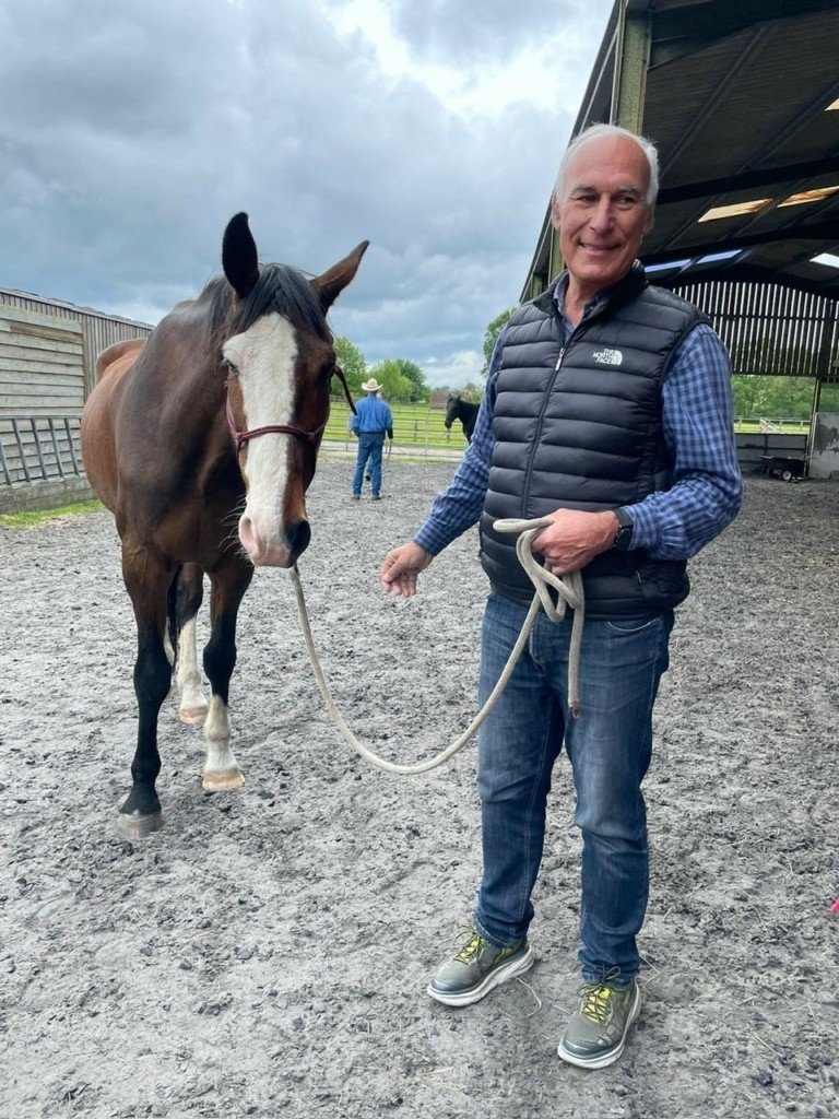 O Έλληνας “γητευτής των αλόγων” και τα πρωτότυπα σεμινάρια ηγεσίας σε τοπ εταιρείες