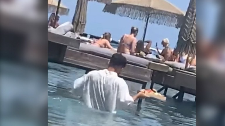 Έβγαλαν ξαπλώστρες και μεταλλικές κατασκευές από το beach bar στη Ρόδο