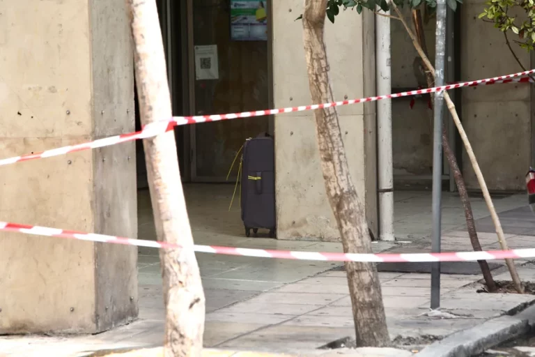 Ύποπτη βαλίτσα στο κέντρο της Αθήνας: Κλειστή η συμβολή Καραγιώργη Σερβίας και Βουλής (pics+vid)