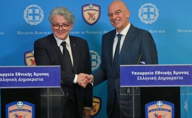 Επίτροπος Μπρετόν σε Δένδια: Οι δαπάνες για την άμυνα θα αυξηθούν και θα τις αναλάβουμε μαζί