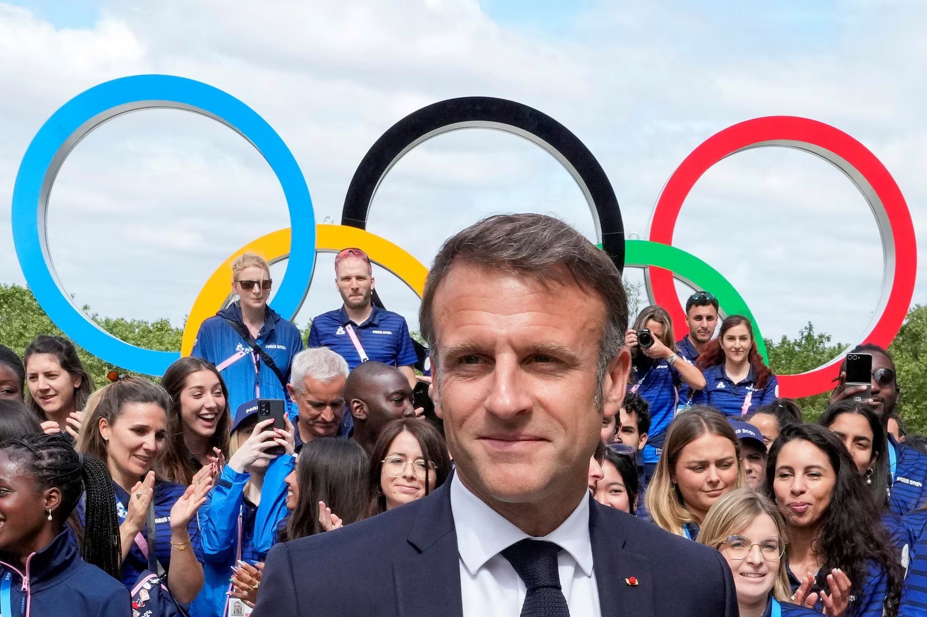 Oι επιλογές του Μακρόν επισκιάζουν την εορταστική ατμόσφαιρα των Ολυμπιακών Αγώνων