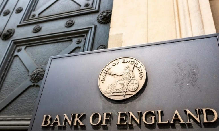 Τράπεζα της Αγγλίας: Πιθανή θεωρείται η έναρξη της μείωσης των επιτοκίων αυτή την εβδομάδα (πίνακες)