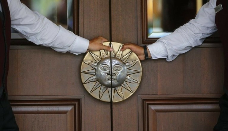 Η «καλοκαιρινή κατασκήνωση» για δισεκατομμυριούχους ξεκινά – Οι παρόντες και οι ηχηρές απουσίες