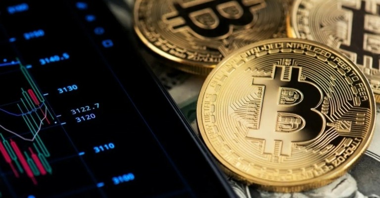 Απόκλιση μεταξύ του bitcoin και των μετοχών λόγω Τραμπ εκτιμούν οι αναλυτές (γράφημα)