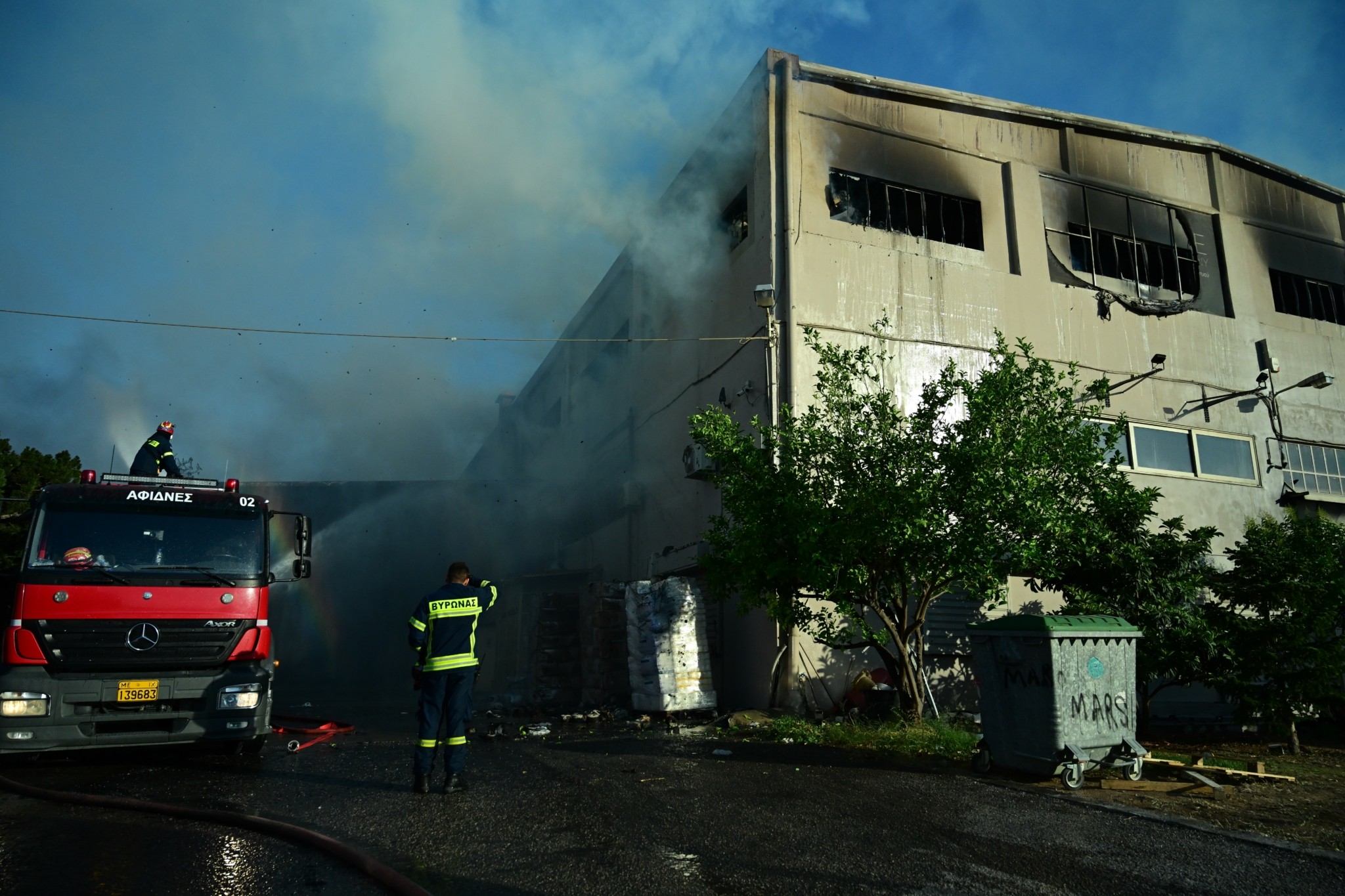 Φωτιά στις Αχαρνές: Καταστράφηκαν δύο εργοστάσια (upd)