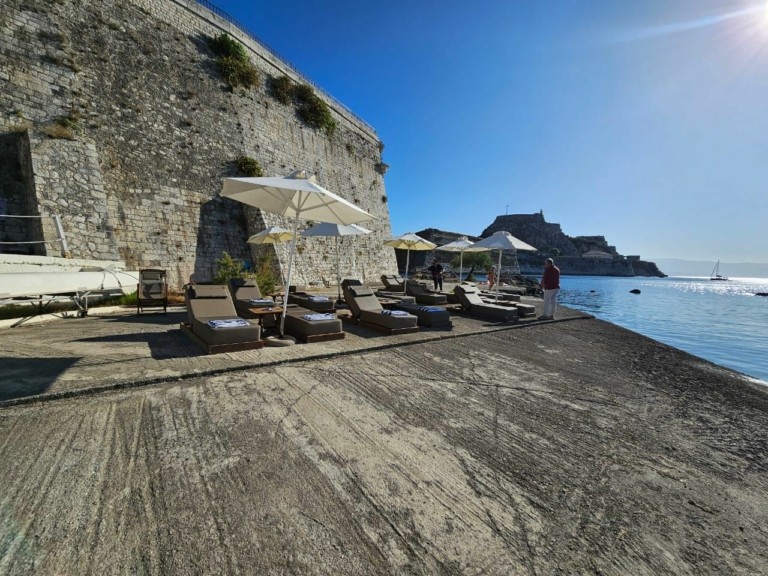 Κέρκυρα: Πρόστιμο πάνω από 35.000 ευρώ σε επιχείρηση για κατάληψη αιγιαλού (pics)