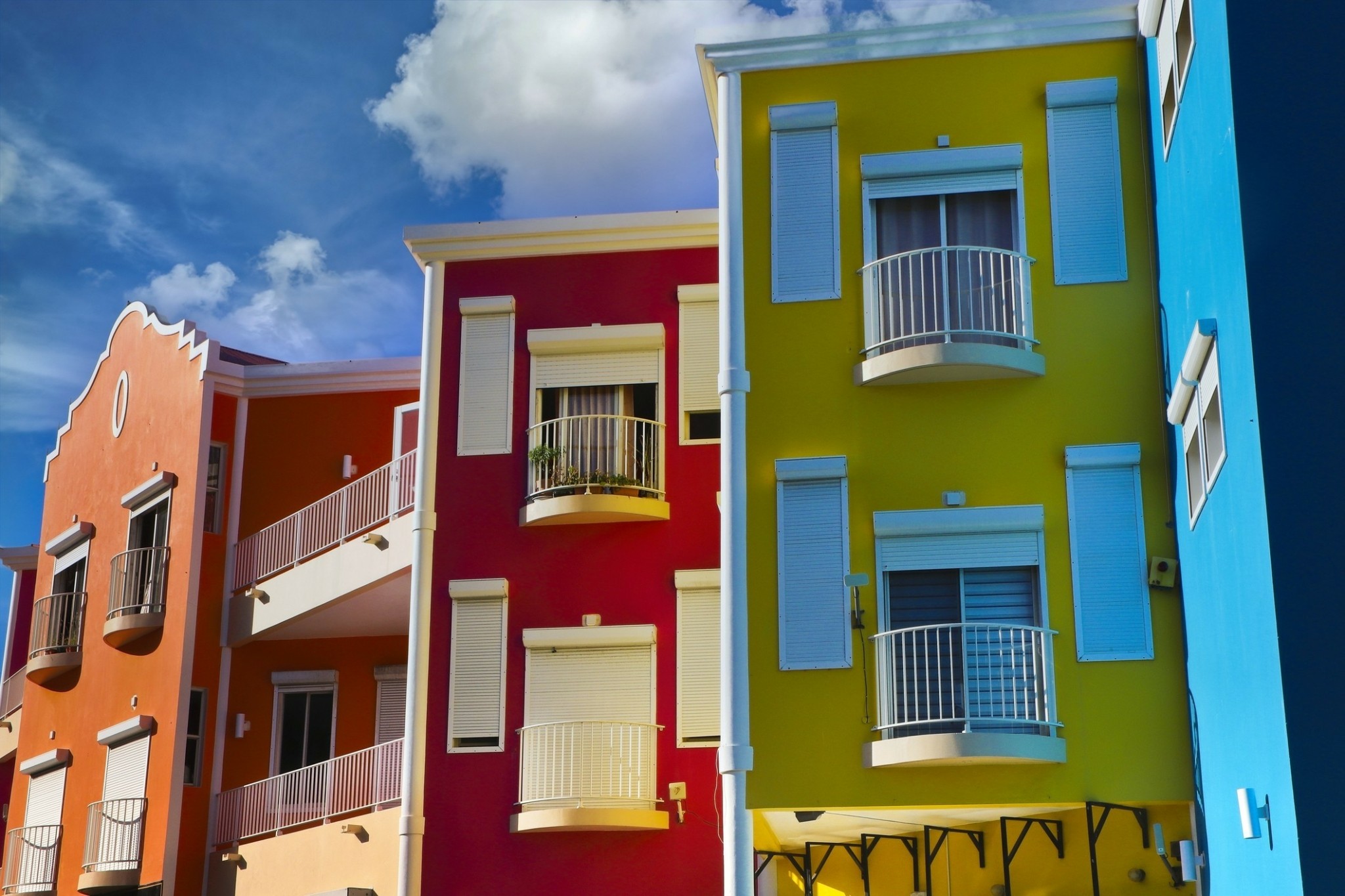 Aγιος Μαρτίνος: Το χωρισμένο στα δύο «αφορολόγητο» νησί με ΑΕΠ διπλάσιο της Μυκόνου