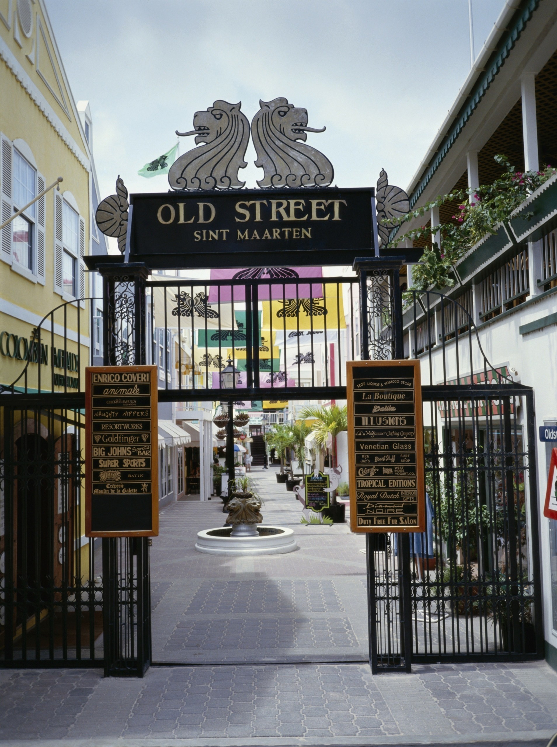 Aγιος Μαρτίνος: Το χωρισμένο στα δύο «αφορολόγητο» νησί με ΑΕΠ διπλάσιο της Μυκόνου