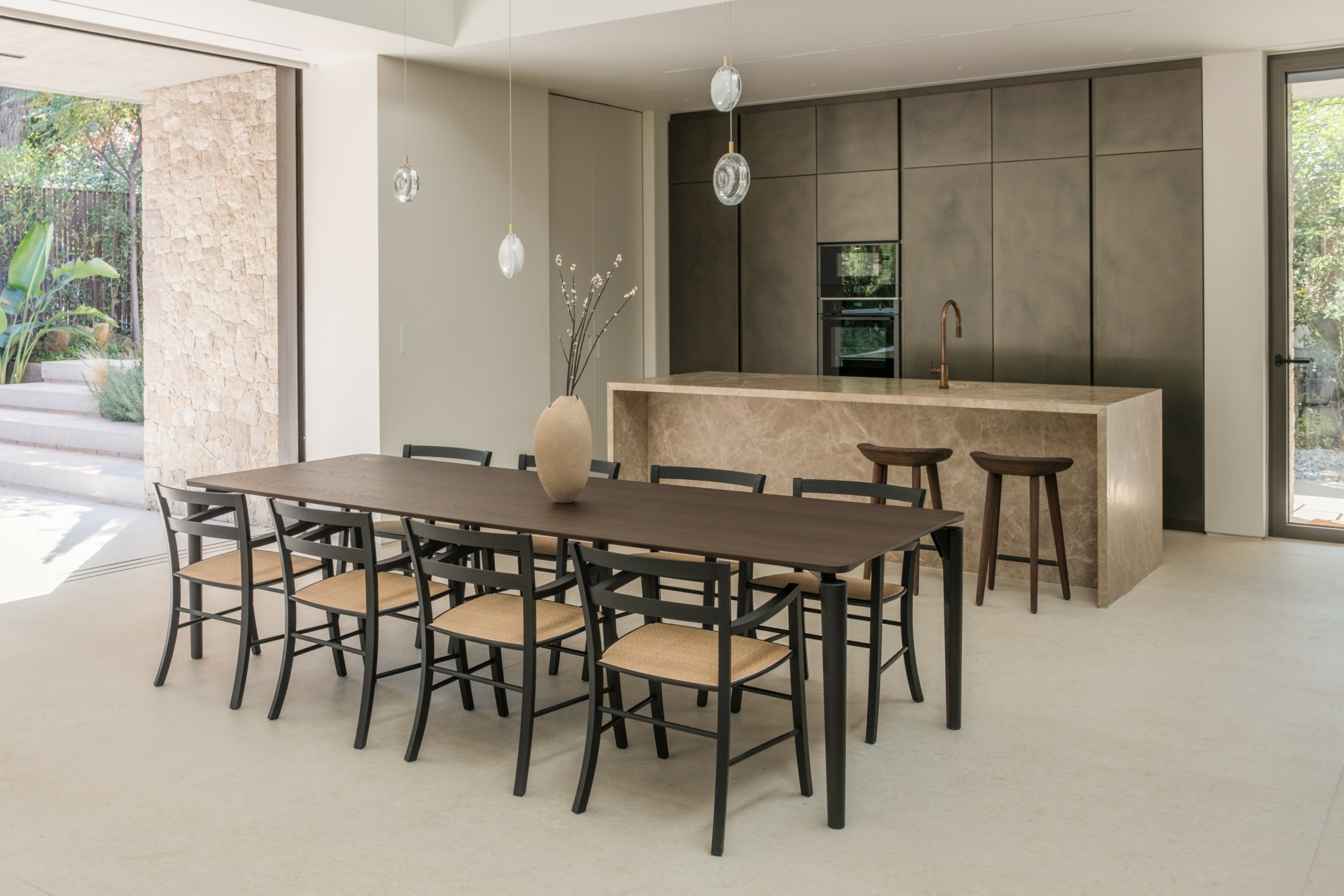 Διόνυσος: Μια νέα εντυπωσιακή κατοικία-καταφύγιο μέσα στο πευκοδάσος