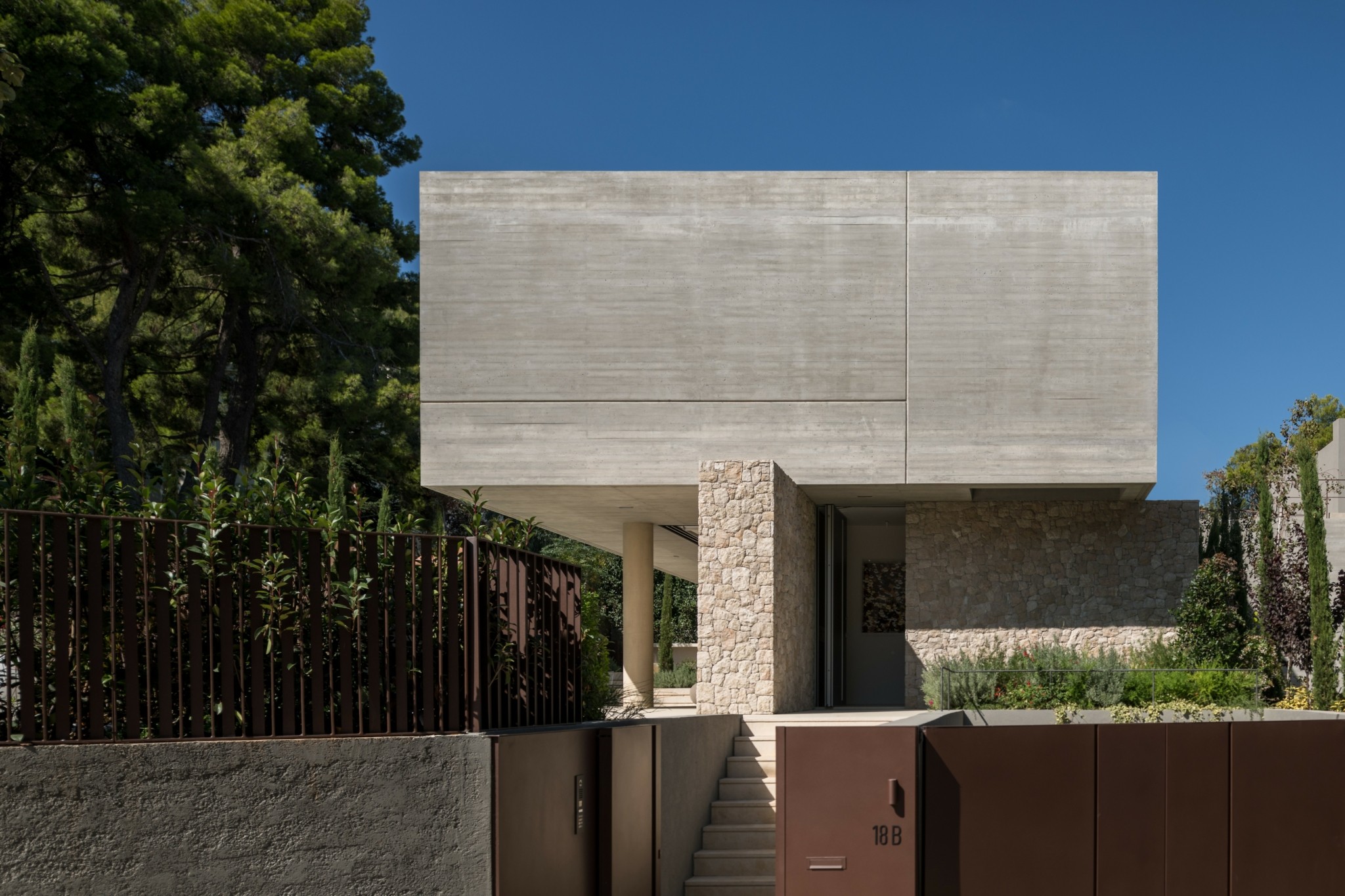 Διόνυσος: Μια νέα εντυπωσιακή κατοικία-καταφύγιο μέσα στο πευκοδάσος