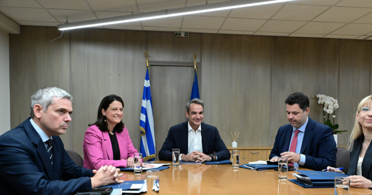 Επίσκεψη Μητσοτάκη στο υπουργείο Εργασίας – Στην ατζέντα ψηφιακή κάρτα εργασίας και κατώτατος μισθός