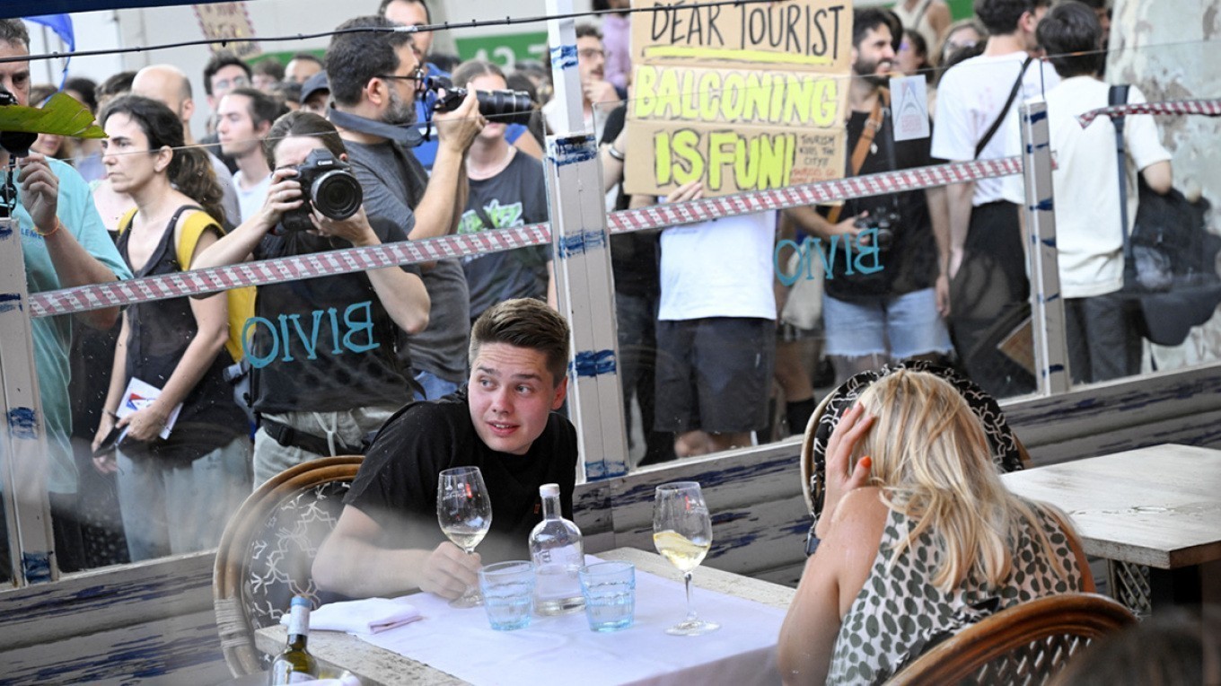 Βαρκελώνη: Ανεπιθύμητοι οι τουρίστες – Διαδηλωτές τους επιτέθηκαν με νεροπίστολα (tweets + vids)