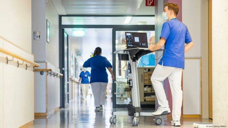 Σύστημα υγείας στη Γερμανία: Εκπέμπει SOS για το «ΕΚΑΒ»