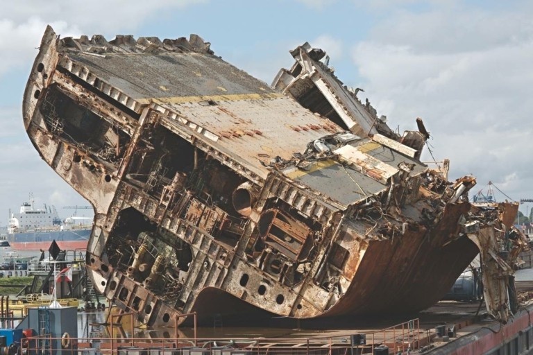 Τα μεγάλα κέρδη στη ναυτιλία κρατάνε τα ενεργά γερασμένα πλοία στη θάλασσα